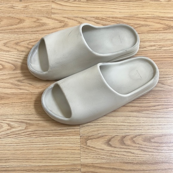 Adidas Yeezy Slides - Picture 1 of 4